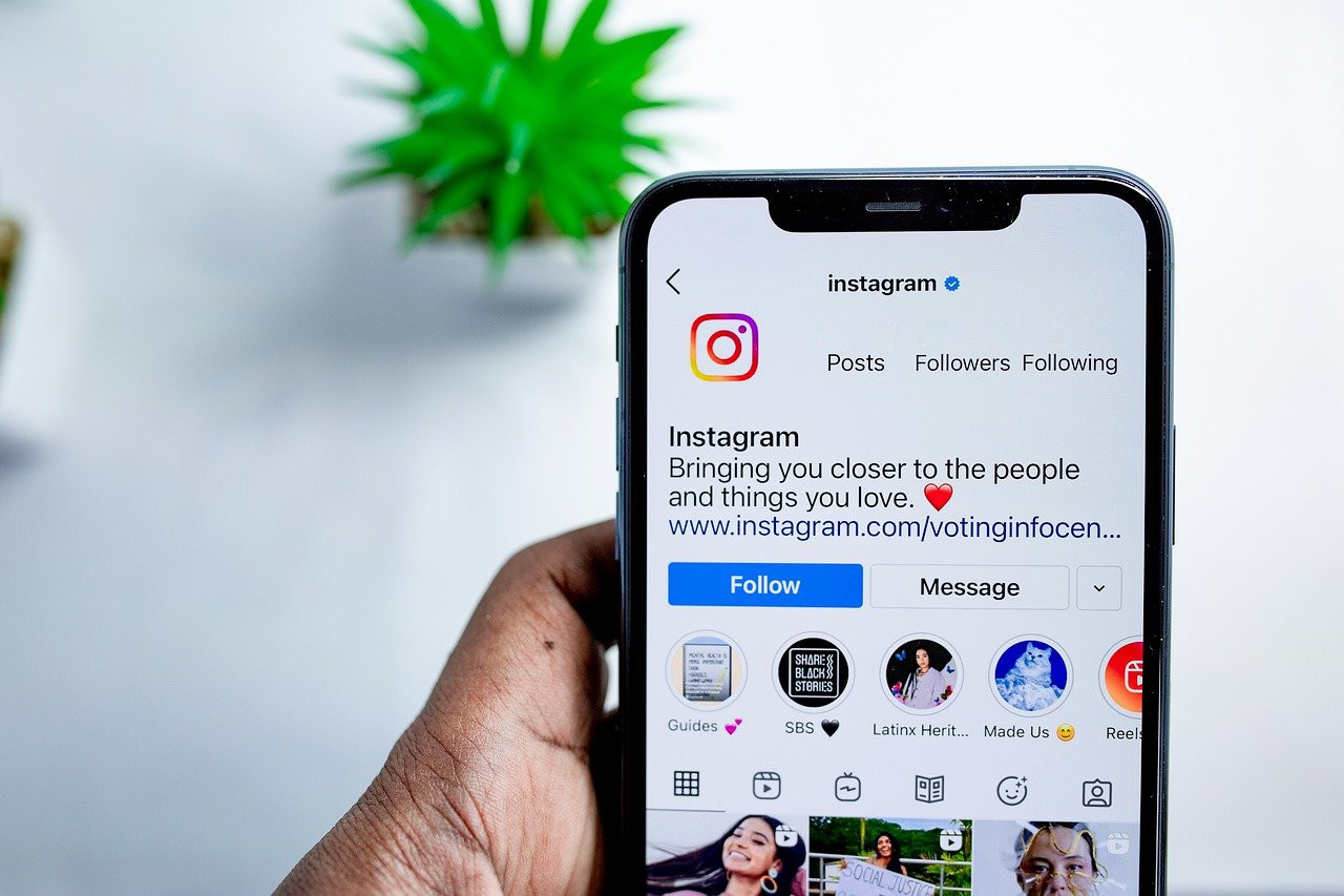 Perkembangan Instagram tampaknya dibangun untuk mendukung branding. Media sosial ini lebih menonjolkan gaya visual, mendorong interaksi, dan sesuai dengan berbagai niche market, sehingga medi