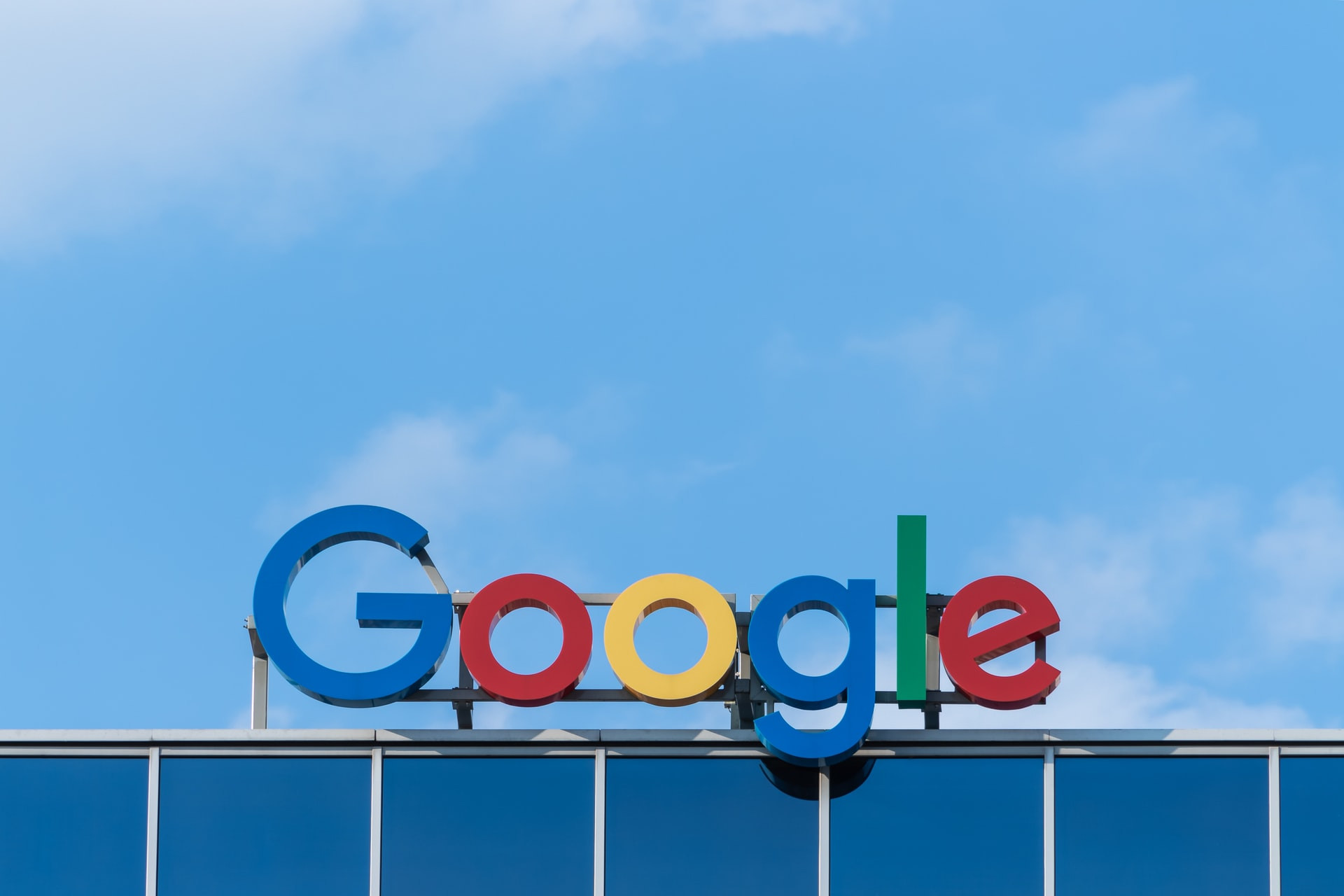 Logo Google mungkin adalah salah satu logo yang paling dikenal di dunia. Google memiliki lebih dari 90% pasar pencarian. Itu berarti lebih dari 4 miliar di seluruh dunia. Di AS sendiri ada le